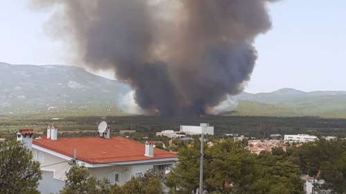Φωτιά στη Βαρυμπόμπη: Μήνυμα από το 112 - &quot;Κλείστε καμινάδες, παράθυρα, πόρτες&quot; [Εικόνα]