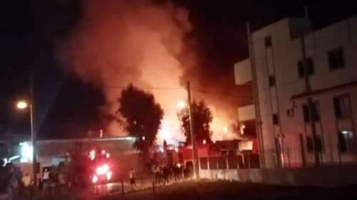 Πυρκαγιά σε βιομηχανικό χώρο στις Αχαρνές: Επιτόπου ισχυρή δύναμη της Πυροσβεστικής [Εικόνες, Βίντεο]