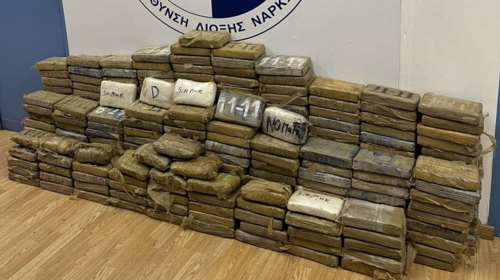 Tεράστια ποσότητα κοκαΐνης σε τσουβάλια καφέ σε εμπορευματοκιβώτιο, στο λιμάνι του Πειραιά