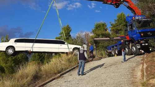 Απίστευτο: Λιμουζίνα έφυγε σε γκρεμό στην Πεντέλη [Εικόνες+Βίντεο]