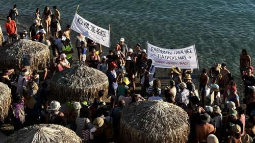 &quot;Το κίνημα της πετσέτας&quot;: Καταγγελίες για σωματοφύλακες στις παραλίες και ξαπλώστρες έως 120 ευρώ