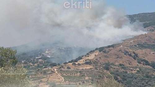 Σε εξέλιξη η φωτιά στα Χανιά: Απειλούνται δύο οικισμοί - Κάτοικοι αρνούνται να εγκαταλείψουν τα σπίτια τους