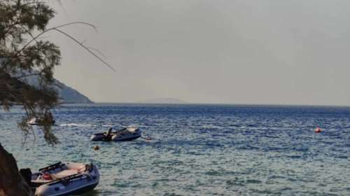 Φωτιά στην Κύθνο: Απεγκλωβίστηκαν 20 άτομα με ιδιωτικά σκάφη