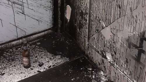 Επίθεση στο Action24 με μολότοφ, μπογιές και φέιγ βολάν υπέρ του Κουφοντίνα - Οι πρώτες εικόνες