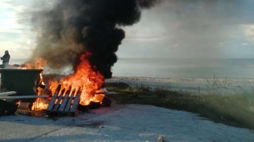 Χαλκιδική: Νέα ένταση στην παραλία της Νικήτης - Κάτοικοι έστησαν οδοφράγματα και καίνε λάστιχα [Βίντεο]