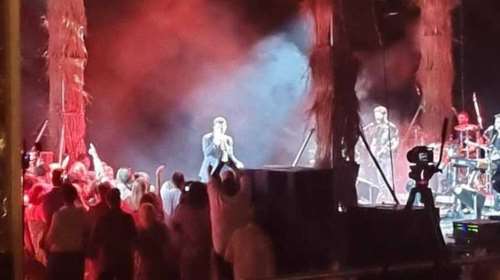 Σε γάμο γόνων γνωστών οικογενειών στα Κουφονήσια τραγούδησε ο Σάκης Ρουβάς - Πάνω από 300 καλεσμένοι [Βίντεο]