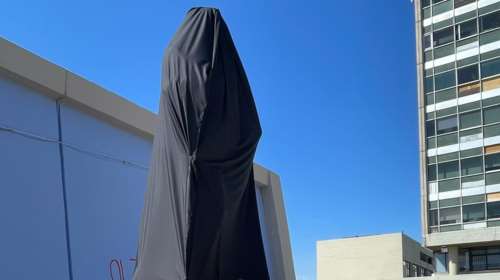 Τραγωδία στα Τέμπη: Στα "μαύρα" το άγαλμα του Αριστοτέλη για τους αδικοχαμένους φοιτητές του ΑΠΘ