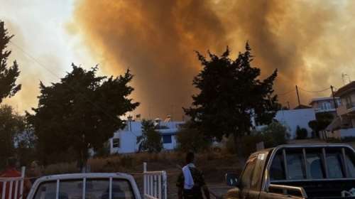Φωτιά στη Ρόδο: Ανάμεσα στα σπίτια οι φλόγες στο Γεννάδι - Μάχη με τις αναζωπυρώσεις σε Κέρκυρα και Κάρυστο [Εικόνες - Βίντεο]