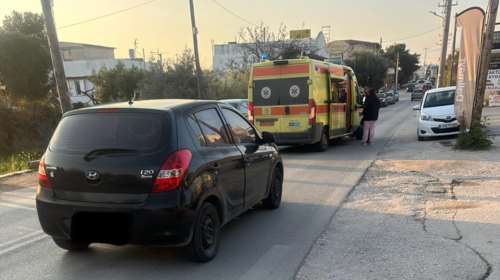 Τροχαίο στην Αρτέμιδα - Τραυμτίστηκε 15χρονη, μεταφέρθηκε στο νοσοκομείο