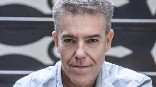 Ο σκηνοθέτης Γιάννης Καλαβριανός στο TheTOC για τα "Κατασκευασμένα Συμφέροντα" - Πόσο επίκαιρο είναι το έργο σήμερα