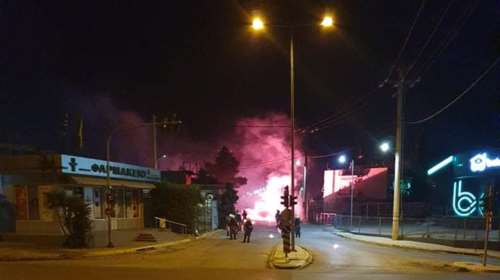 Επεισόδια στον Ασπρόπυργο: Κάτοικοι αντιδρούν στο lockdown - Πέτρες και μολότοφ κατά των ΜΑΤ [βίντεο]