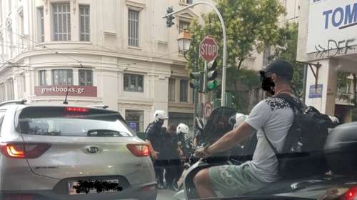 Επεισόδια στο κέντρο της Αθήνας με αντιεξουσιαστές και αντιεμβολιαστές - Τραυματίστηκε αστυνομικός