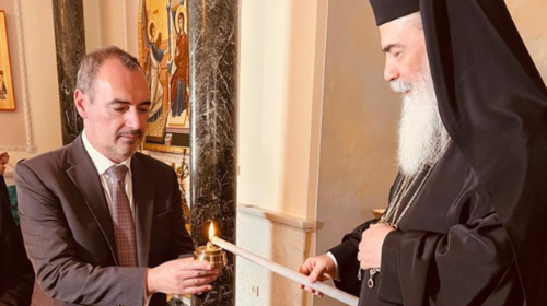 Ιεροσόλυμα: Η στιγμή που το Άγιο Φως παρελήφθη από τον υφυπουργό Εξωτερικών Ανδρέα Κατσανιώτη