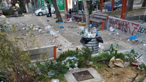 Κορονο-πάρτι στην πλατεία Βαρνάβα: &quot;Χωματερή&quot; η πλατεία την επόμενη ημέρα [Εικόνες]