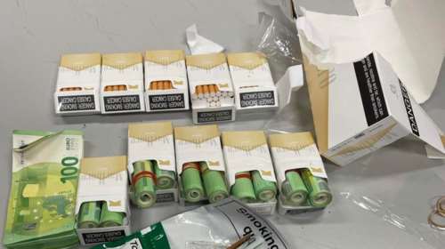 ΑΑΔΕ: Κομπίνα με 30.000 ευρώ μέσα σε πακέτα τσιγάρων - Τα εντόπισε ο σκύλος Μπαρτ [Εικόνες - Βίντεο]