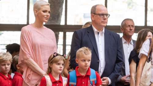 Back to school: Με αέρινο ροζ μίντι φόρεμα η Σαρλίν την πρώτη μέρα των διδύμων στο σχολείο