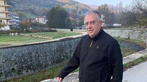 Τάκης Θεοδωρικάκος: Βόλτα στη Φλώρινα με τον τετράποδο ''νέο φίλο'' του [εικόνα]