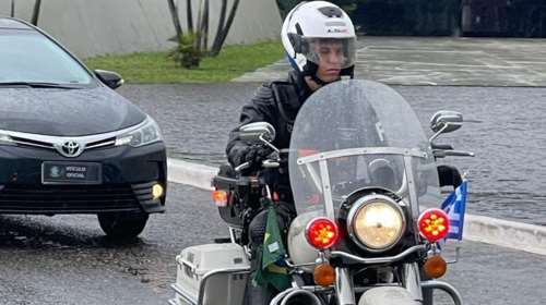 Βραζιλία: Με ελληνικές σημαίες οι μηχανές της αστυνομίας προς τιμήν του Νίκου Δένδια