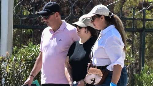 Π.Φάληρο: Με μαύρα γυαλιά και καπέλο βγήκε η μητέρα από τον ανακριτή - Πήρε προθεσμία για τον θάνατο της κόρης της