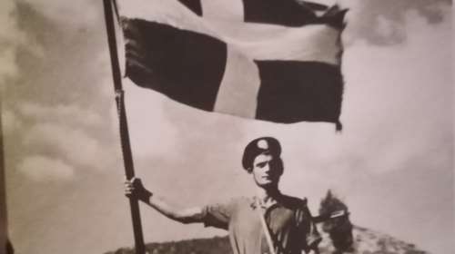 Πέθανε σε ηλικία 99 ετών ο αντάρτης του ΕΛΑΣ Αντώνης Αρβανίτης - Η διάσημη φωτογραφία του με τη σημαία