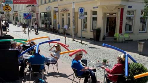 Κορυφαίο: Καφέ στη Γερμανία δίνει αυτοσχέδια... &quot;καπέλα&quot; για την τήρηση αποστάσεων [εικόνα]