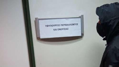 Εισβολή Ρουβίκωνα στο υπουργείο Περιβάλλοντος: Εφτασαν στα γραφεία του υπουργού και του υφυπουργού - 24 προσαγωγές [Εικόνες]