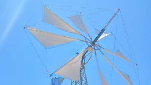 Ηράκλειο: Εγκαταστάθηκε ο πρώτος ενεργειακός ανεμόμυλος στο Οροπέδιο Λασιθίου [Εικόνες]