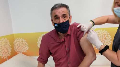 Ο Τσακαλώτος έκανε δεύτερη δόση AstraZeneca με... καρφιά για τον Μητσοτάκη και το ανοιχτό πουκάμισο [εικόνα]