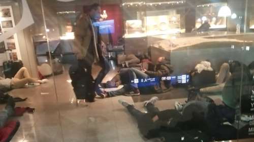Οργή από εγκλωβισμένους και νηστικούς επιβάτες στο αεροδρόμιο Ελ. Βενιζέλος- Κοιμήθηκαν στο πάτωμα [εικόνες - βίντεο]
