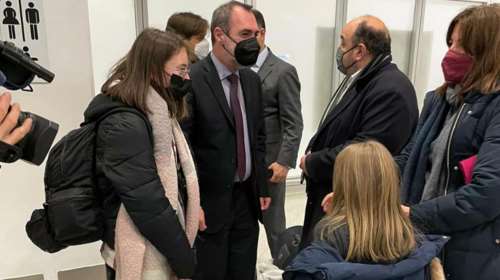 Στην Αθήνα 50 Έλληνες και Κύπριοι από την Ουκρανία - &quot;Καλώς ήρθατε στην πατρίδα&quot; το μήνυμα Κατσανιώτη που τους υποδέχθηκε