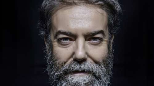 "Γιοι και Κόρες" & "Η Πύλη της Κόλασης": Γιάννης Καλαβριανός με δύο παραστάσεις στο ιστορικό Αμφι-θέατρο