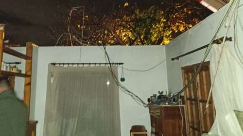 Βάρη: Εφυγε ολόκληρη η στέγη σπιτιού - Τα πήρε και τα σήκωσε όλα ο ανεμοστρόβιλος [Eικόνες]