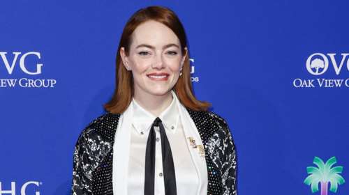 Εκθαμβωτική στο κόκκινο χαλί με Louis Vuitton η Έμμα Στόουν - Το πολυτελές κιμονό που συνδύασε με σατέν pajama pants