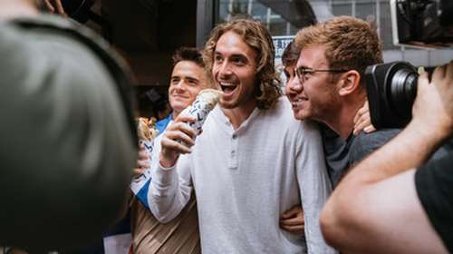 Ο Τσιτσιπάς ξαναλανσάρει το &quot;Tsitsipas souvlaki&quot; σε limited edition - Για να συνδράμει τους πληγέντες της πανδημίας