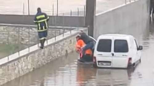 Κακοκαιρία στην Ηγουμενίτσα: Ηρωας πυροσβέστης απεγκλωβίζει οδηγό κουβαλώντας τον στην πλάτη [βίντεο]