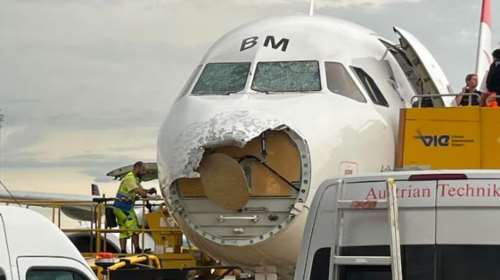 Πτήση τρόμου της Austrian Airlines: Χαλάζι διέλυσε τη &quot;μύτη&quot; του πιλοτηρίου- &quot;Έγινε κλήση Mayday, επιβάτες ούρλιαζαν&quot;
