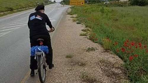 Ο 78χρονος Έλληνας ζωγράφος που μεταφέρει μήνυμα ειρήνης διανύοντας εκατοντάδες χιλιόμετρα με ποδήλατο