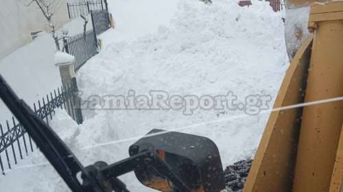 Δερβενοχώρια: Διάσωση οικογένειας με μικρά παιδιά από την Πυροσβεστική - Είχαν αποκλειστεί από το χιόνι