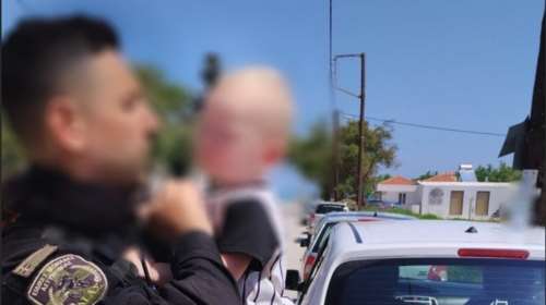 Συγκλονιστική εικόνα: Ο αστυνομικός της ΔΙΑΣ κρατά στην αγκαλιά του το μωρό που απεγκλώβισε από αυτοκίνητο στη Ζάκυνθο