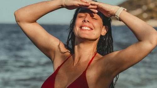 Ιωάννα Τριανταφυλλίδου: Ποζάρει ευτυχισμένη στην παραλία με κόκκινο μπικίνι και φουσκωμένη κοιλίτσα [εικόνα]