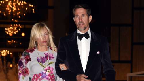 Μαρί Σαντάλ: Ποζάρει σε σκάφος με φλοράλ μεταξωτό φόρεμα - Το ανέμελο look της