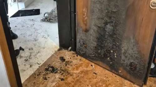 Εμπρηστική επίθεση στο γραφείο του Χάρη Θεοχάρη: &quot;Η δημοκρατία μας δεν τρομοκρατείται&quot;, λέει η ΝΔ [βίντεο]