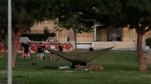 &quot;Χαλαρά&quot; στη Θεσσαλονίκη: Έστησε αιώρα στο κέντρο της πόλης για να απολαύσει την ημέρα!