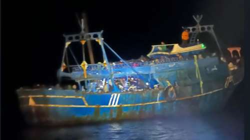 Σε άθλιες συνθήκες οι μετανάστες που διασώθηκαν στη Γαύδο - 545 άνθωποι σε ένα πλοιάριο [φωτογραφίες]