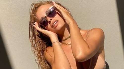 Ελένη Φουρέιρα: Ποζάρει με μικροσκοπικό μαύρο μπικίνι με φόντο το ηλιοβασίλεμα της Σαντορίνης