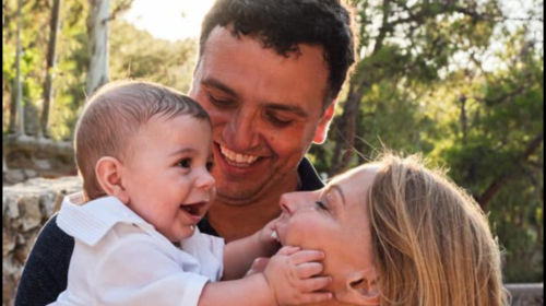 Βασίλης Κικίλιας: Βόλτα με τον ενός έτους γιο του υπό καταρρακτώδη βροχή