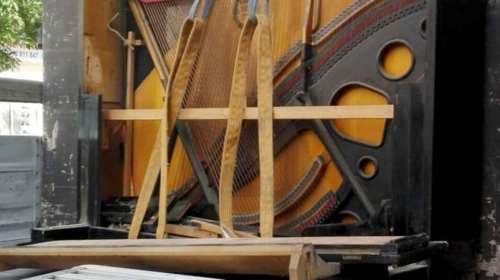 Ένας &quot;θησαυρός&quot; στα σκουπίδια: Πιάνο 100 ετών με χρυσά ελάσματα βρέθηκε διαλυμένο σε πεζοδρόμιο της Θεσσαλονίκης