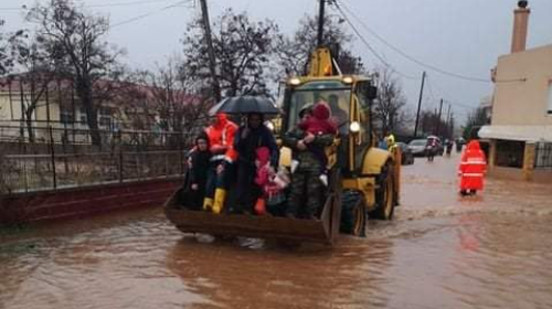 Κακοκαιρία: Απίστευτες εικόνες στον Εβρο - Απεγκλώβισαν μαθητές με μπουλντόζα από σχολείο που είχε πλημμυρίσει [Βίντεο]