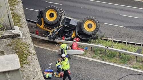 Βρετανία: Τρακτέρ έπεσε από γέφυρα πάνω σε αυτοκινητόδρομο - Σοβαρά τραυματισμένος ο οδηγός (εικόνες- βίντεο)
