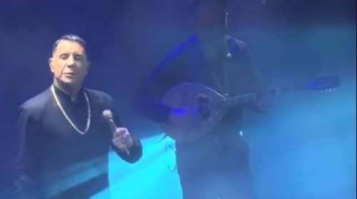 Γιώργος Μαζωνάκης: Το 'κανε το θαύμα του, βγήκε με ράσο στην πίστα και αποθεώθηκε - "Αντί για ποτό σου φέρνουν αντίδωρο"